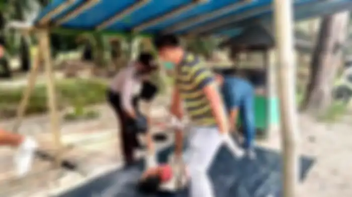 Tim Inafis Polres Sergai saat sedang memeriksa tubuh pria yang tak diketahui identitasnya yang ditemukan dipinggir Jalan Tengku Rizal Nurdin, tepatnya di Afdeling II, Blok 6M, Perkebunan Adolina Kelurahan Batang Terap, Kecamatan Perbaungan, Serdang Bedagai, Sumatera Utara.
