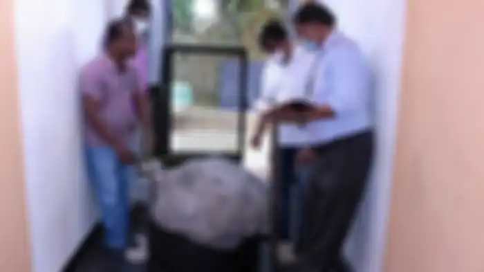 Sebuah batu permata yang disebut star sapphire cluster terbesar di dunia ditemukan tidak sengaja di halaman belakang sebuah rumah di Sri Lanka. 