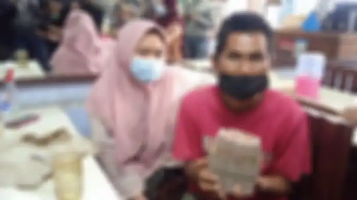 Eman Suherman (46) warga Garut penjual agar-agar menerima donasi yang disalurkan dari warganet melalui Elsa Amelia, pemilik warung nasi padang, Jumat (30/7/2021). 