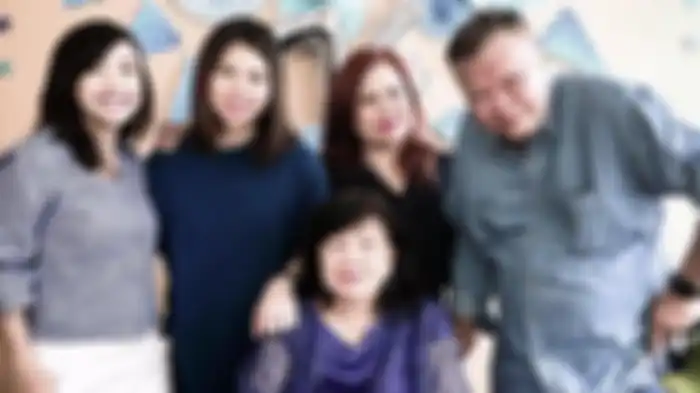 Gresia Polii bersama keluarganya