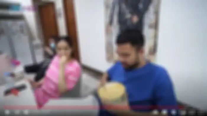 Raffi Ahmad memasak untuk Nagita Slavina. 