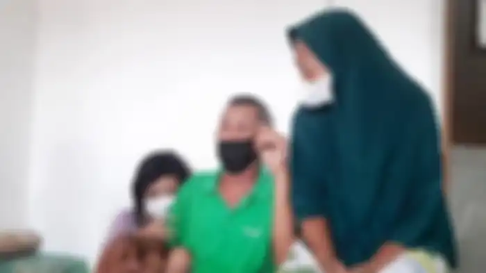 Charlotte Michele Verlin Suherman (10) bocah yatim piatu yang tinggal bersama Kakek Toto Sunarto (73) dan Nenek Wati Sunarto (73) di Perumahan Reni Jaya, Pamulang Barat, Pamulang, Kota Tangsel. 