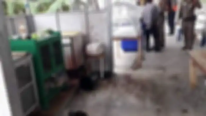 Kondisi dapur si penjual yang penuh lumuran darah