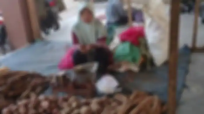 Sumarmi, nenek penjual ubi langsung lemas saat tahu uang Rp 100 ribu yang didapatnya palsu. 