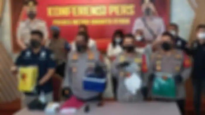 Nakes berinisial EO menjadi tersangka usai menyuntik vaksin kosong. Nakes ini cuma diancam hukuman ringan.