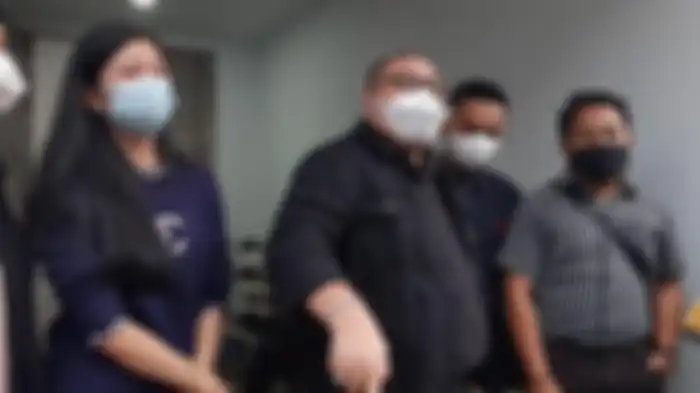 Reni Effendi (kiri), istri Dokter Richard Lee menangis saat memberikan keterangan bersama kuasa hukumnya, Razman Arif Nasution, Rabu (11/8/2021)