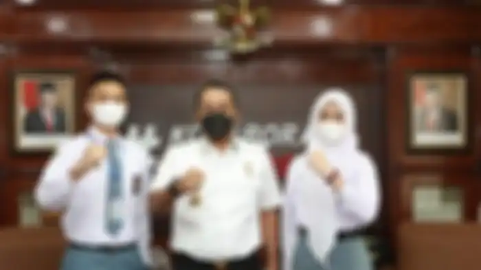 Ardelia Muthia Zahwa, pembawa baki bendera Merah Putih. Foto Ardelia Muthia Zahwa banyak dicari netizen di media sosial. 
