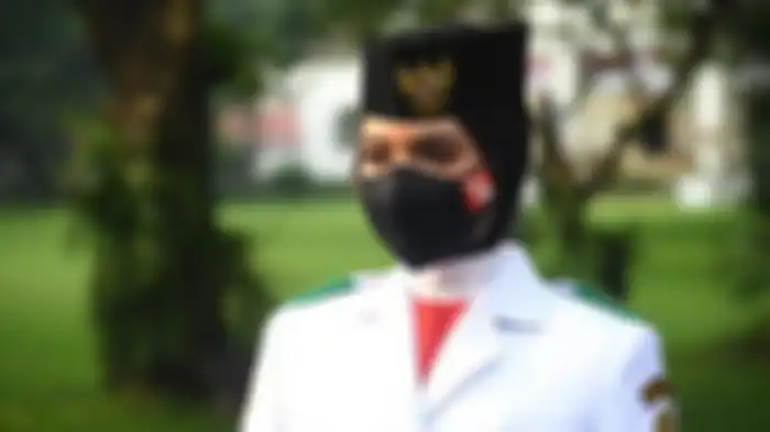 Ardelia Muthia Zahwa, pembawa baki bendera Merah Putih. Foto Ardelia Muthia Zahwa banyak dicari netizen di media sosial. 