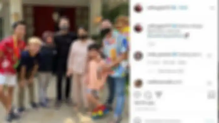 Rafathar memegang raket ingin belajar badminton langsung dari Taufik Hidayat 