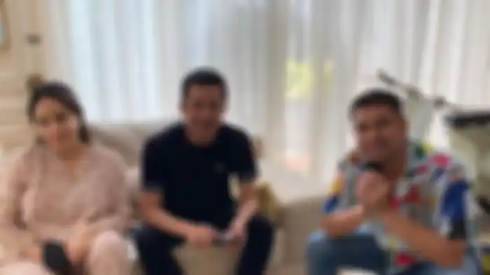 Taufik Hidayat (tengah) foto bersama Raffi Ahmad dan Nagita Slavina 