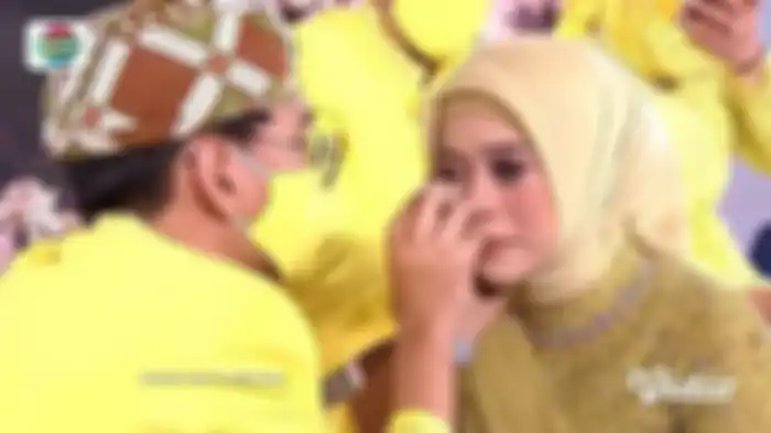 Sang kakak bantu bersihkan makeup Lesti yang luntur 