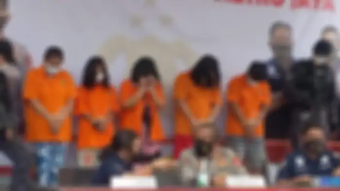 Para tersangka kasus pencopetan (berbaju tahanan) yang berhasil diringkus jajaran Polda Metro Jaya, Kamis (19/8/2021).   