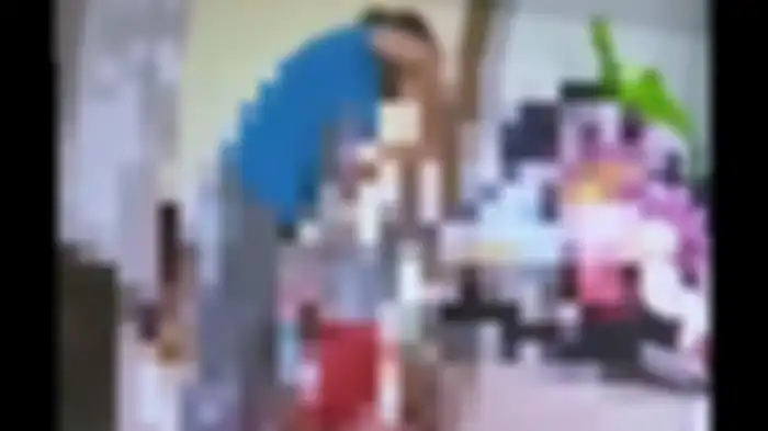 Tangkapan layar video amatir dugaan kekerasan terhadap anak dilakukan terduga pelaku orangtua angkat di Pondok Kacang Timur, Pondok Aren, Kota Tangsel. 