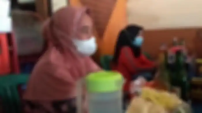  Dahlia (kiri) dan anaknya Fitri (kanan) saat ditemui di warungnya.  