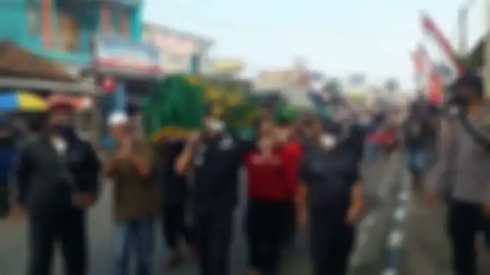 Prosesi pemakaman Tuti (55) dan Amalia (23) di Tempat Pemakaman Umum (TPU) Istuning, Desa Jalan Cagak, Kecamatan Jalan Cagak, Kabupaten Subang, Jawa Barat, Kamis (19/8/2021).