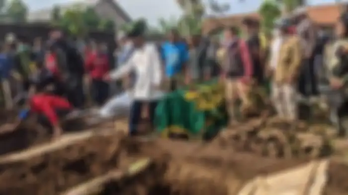 Prosesi pemakaman Tuti (55) dan Amalia (23) di Tempat Pemakaman Umum (TPU) Istuning, Desa Jalan Cagak, Kecamatan Jalan Cagak, Kabupaten Subang, Jawa Barat, Kamis (19/8/2021). 