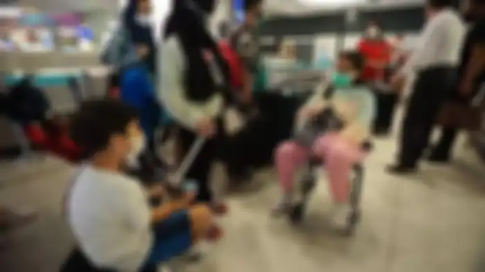 Nagita Slavina pakai kursi roda di bandara Turki, tak kuat jalan karena perut kram. 