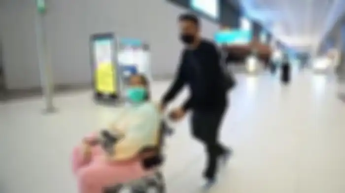 Nagita Slavina harus pakai kursi roda saat tiba di Bandara Turki