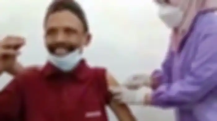 Sumanto saat disuntik vaksin Covid-19 