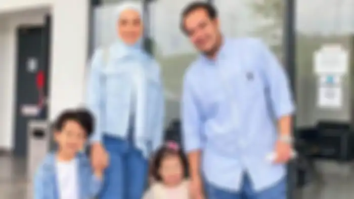 Tya Arifin bersama suami dan kedua anaknya 