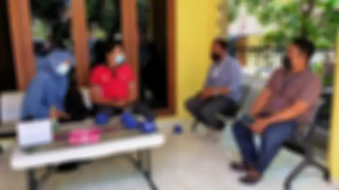 MENGADU: Dua anak oknum PNS Kejari Lombok Tengah berinisial SZ (dua orang sebelah kiri) bertemu dengan tim pendamping pelapor, di kantor Ombdusman NTB, Jumat (3/9/2021). 