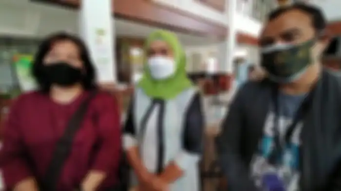 MELAPOR: Tiga tim pendamping korban, dari kiri; Selly Sembiring, Endang Susilowati, dan Yan Mangandar memberikan keterangan kepada media, usai menyampaikan laporan ke Kejati NTB, Senin (30/8/2021). 
