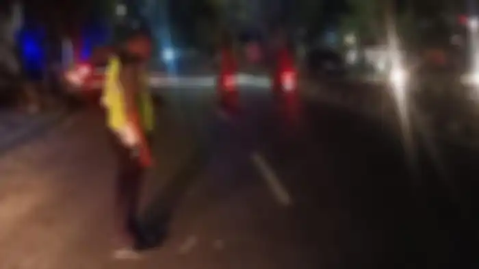 Polisi memeriksa kasus pemotor tewas tabrak pintu mobil Suzuki Ertiga.