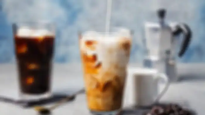 Barista ini ungkap 3 tips meracik kopi susu kekinian ala kafe elit.