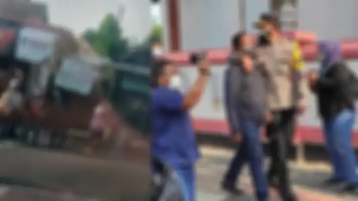 Peternak di Blitar yang ditangkap oleh aparat kepolisian karena membentangkaan poster ketika kunjungan Jokowi