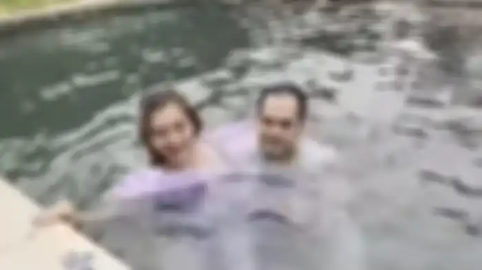 Saipul Jamil berenang bersama Indah Sari 