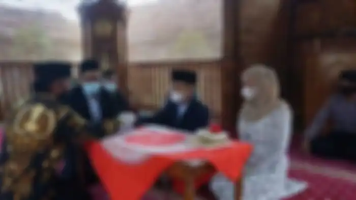 Sepasang sejoli melangsungkan akad nikah di Masjid Ar Rabbani kompleks Polres Purbalingga, Senin (13/9/ 2021) 