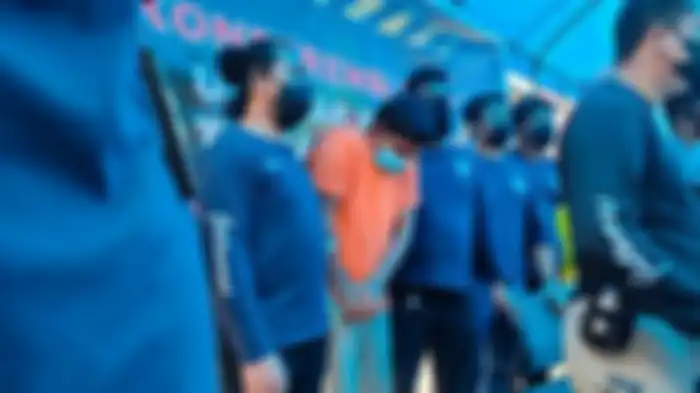 Lanuhudi alias Udin (39) tampak meringis kesakitan setelah ditangkap Polsek Nongsa. Akibat coba melawan, kedua kakinya terkena tindakan tegas dan terukur dari personel kepolisian