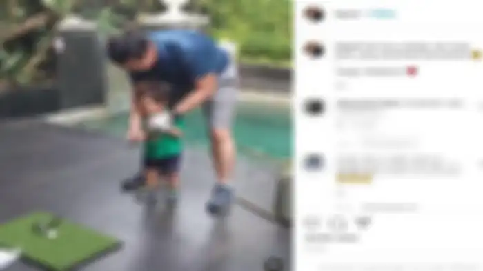 Ahok saat main golf dirumah   