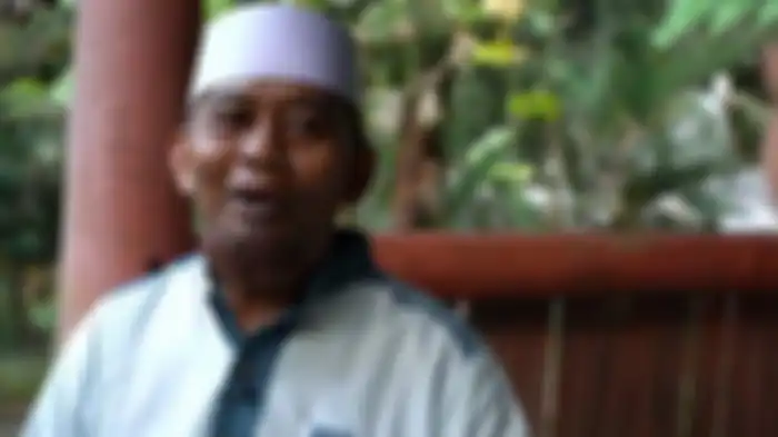 Seorang dukun, yakni Abah Abdul mengungkapkan ada artis yang pasang susuk kepadanya. 