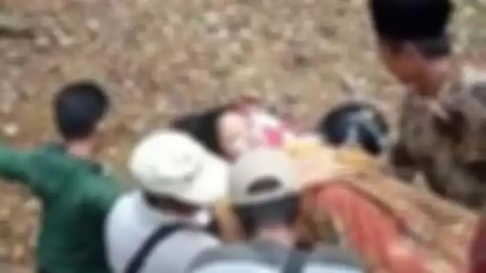 Seorang ibu hamil ditandu demi melahirkan di puskesmas.