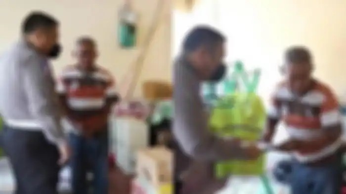 Foto-foto Agus Dartono (61) menerima bantuan dari Kapolda Jateng, Irjen Pol Ahmad Luthfi, diunggah akun Instagram @lintas.patroli.