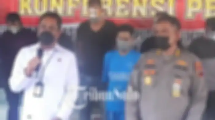 Sejumlah tersangka terapis gay di Jalan Pamugaran Utama, Kelurahan Nusukan Kecamatan Banjasari, Kota Solo, Senin (27/9/2021). 