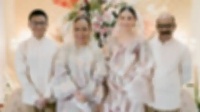 Karina Nadila bersama ibu, adik, dan ayah sambungnya