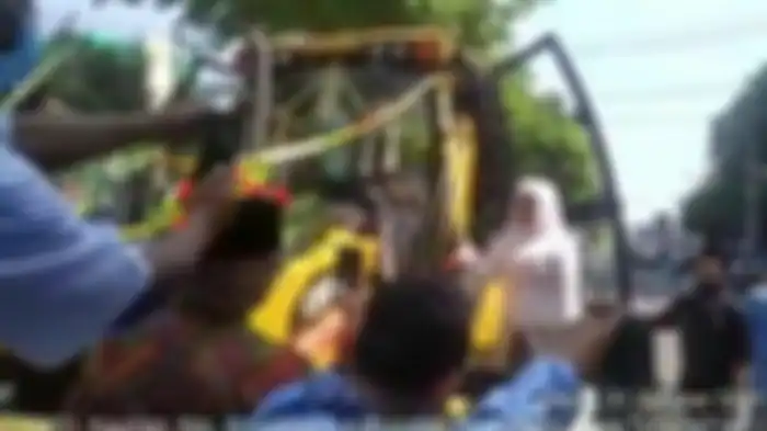 Viral pengantin diarak menggunakan alat berat loader.