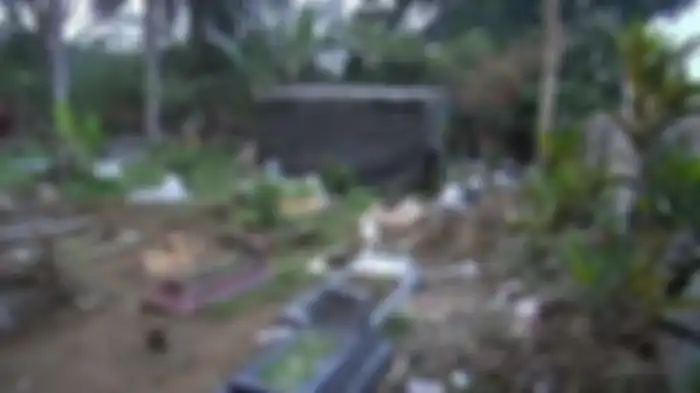 Tenda plastik terpasang di makam Tuti Suhartini dan Amalia Mustika Ratu. Makam korban pembunuhan di Subang dibongkar setelah 45 hari.