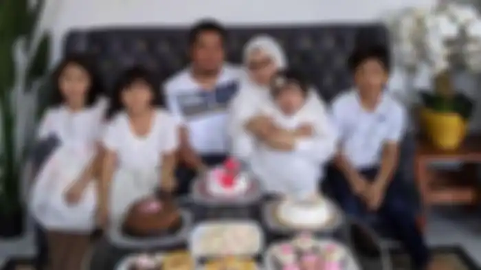 Fatima bersama kedua orang tuanya, dan ketiga kakaknya
