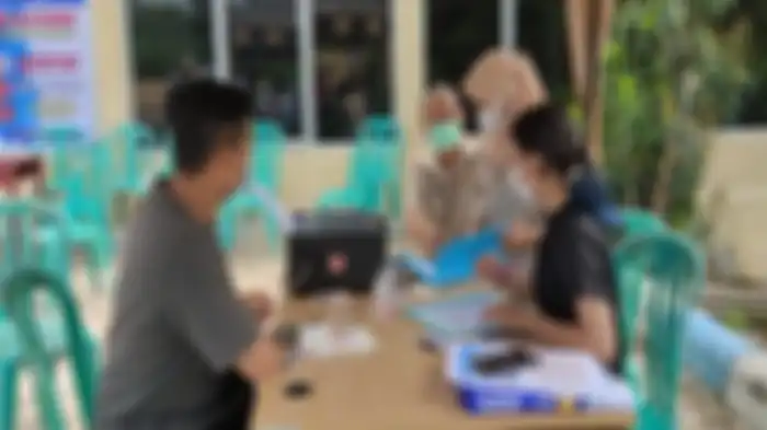 Warga membayar pajak kendaraan memberikan identitas untuk mendapatkan tabungan emas.