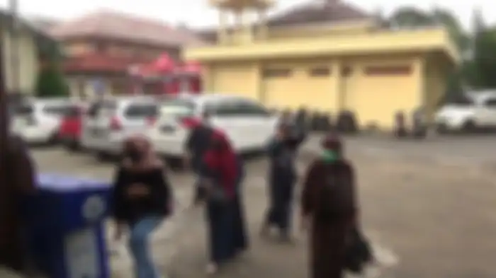 Lilis Sulastri (56) kerudung merah, Yeti Mulyati (60) kerudung cokelat, dan Ida (58) kerudung hitam saat akan memasuki gedung Satreskrim Polres Subang, Rabu (6/10/2021).