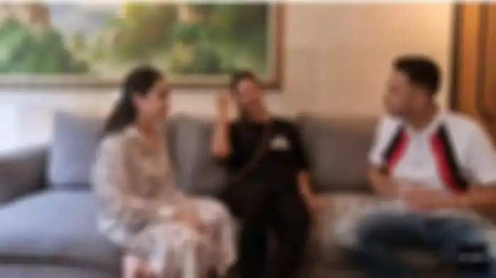 Nagita Slavina (kiri), Paula Verhoeven (tengah) dan Raffi Ahmad tengah berbincang soal kehamilan, Kamis (15/4/2021). 