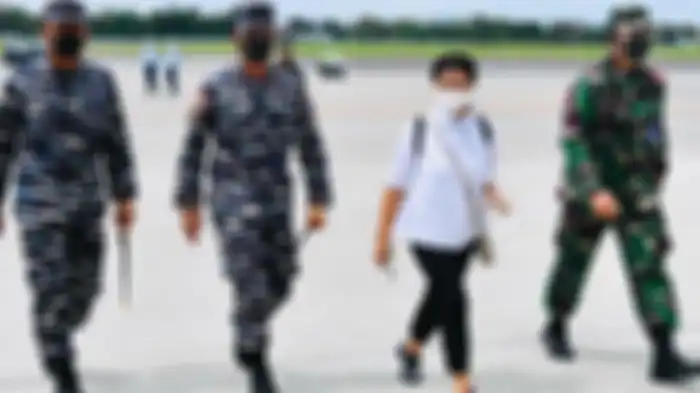 Menteri luar negeri (Menlu) Retno Marsudi saat mendampingi kunjungan presiden Joko Widodo ke Bali, ke bakal tempat pelaksanaan KTT G20, Jumat (8/10/2021).Menlu Retno mengenakan kemeja putih simple dan celana hitam santai. Ia tampak mengenakan sepatu Oxford dengan warna yang berbeda, hijau dan merah.