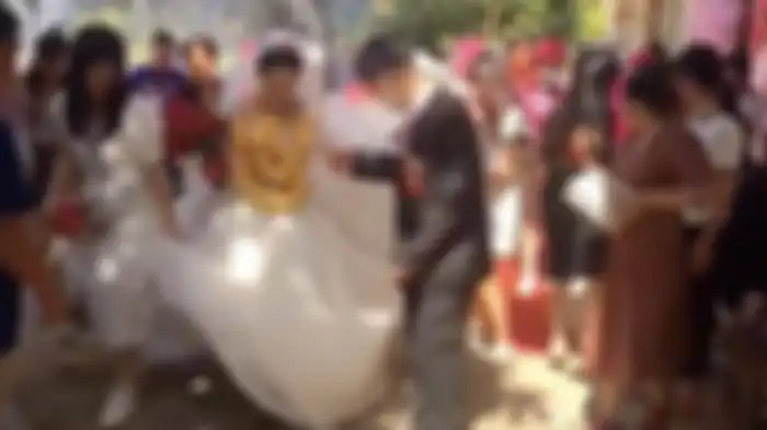 Pengantin wanita sulit berjalan karena kalung emasnya