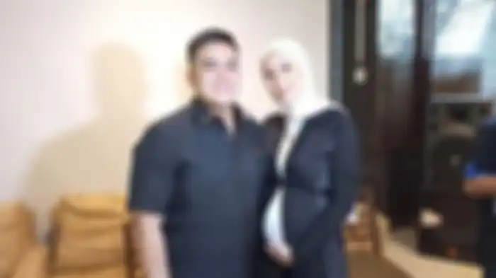 Pemain sinetron Cynthia Ramlan ditemani Erlangga Tjokro, suaminya saat ditemui di kawasan Kebayoran Baru, Jakarta Selatan, Senin (11/10/2021).
