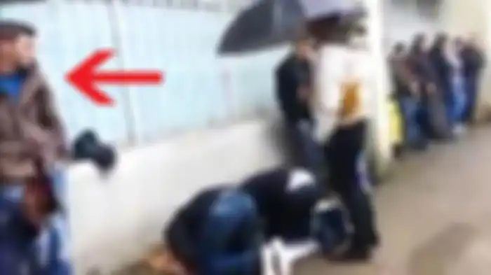 Video viral pria memayungi dua orang yang sedang salah di pinggir jalan