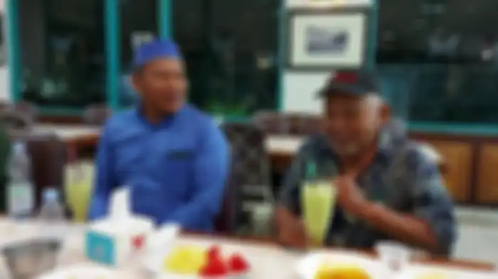 Foto tampang memelas kakek Suhud saat menerima bantuan dari Haji Sasa beredar di media sosial. Tetangga bongkar kebohongan kakek Suhud.