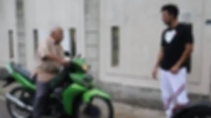 Foto tampang memelas kakek Suhud saat menerima bantuan dari Haji Sasa beredar di media sosial. Tetangga bongkar kebohongan kakek Suhud.